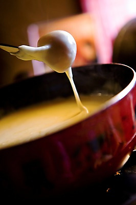 포토 JPG 그릇 식기 음식 빵 백그라운드 포크 주방용품 치즈 근접촬영 사람없음 아웃포커스 냄비 조리용품 치즈퐁듀 퐁듀 국내포토 뷰포인트 생활용품 유제품 촬영기법 솥 오브젝트 파일형식