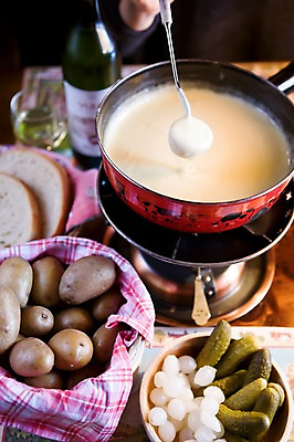 포토 JPG 그릇 식기 손 음료 음식 빵 백그라운드 포크 채소 식재료 탁자 주방용품 오이 치즈 감자 한명 들기 근접촬영 아웃포커스 신체부위 바구니 병 냄비 조리용품 치즈퐁듀 퐁듀 국내포토 1 뷰포인트 가구 생활용품 모션 유제품 촬영기법 사람 솥 오브젝트 파일형식