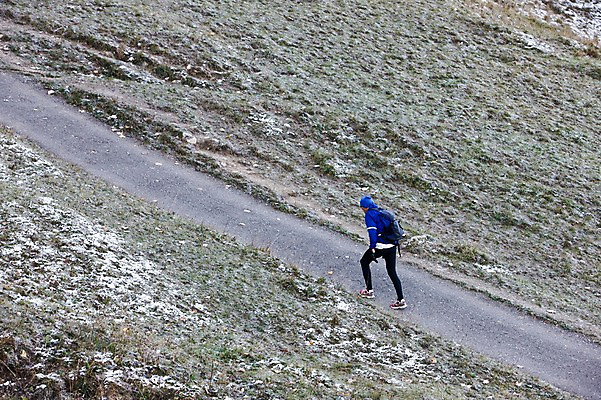 포토 JPG 주간 외국인 해외풍경 유럽 길 유럽풍경 거리 한명 사람 풍경 성인 야외 트래킹 스위스 빌더스빌 피르스트 성인만 국내포토 자연요소 1 해외 나라 레저 인종 파일형식
