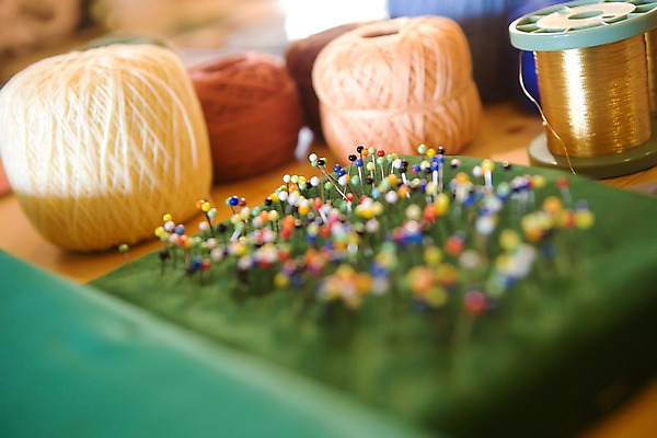 포토 JPG 해외 유럽 생활용품 백그라운드 재료 실내 사람없음 아웃포커스 바늘 털실 실 스위스 실타래 수공예 보빈 용구 타래 국내포토 레이스천 나라 촬영기법 내부 도구 직물 공예 오브젝트 파일형식