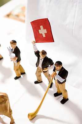 포토 JPG 동물 유럽 문화 악기 인형 백그라운드 연주 관악기 사람없음 장난감 모형 미니어처 피규어 깃발 국기 스위스 전통인형 알프호른 국내포토 나라 음악 파일형식