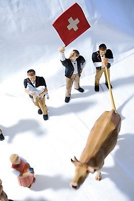 포토 JPG 동물 유럽 문화 악기 인형 백그라운드 연주 관악기 사람없음 장난감 모형 미니어처 피규어 깃발 국기 스위스 전통인형 알프호른 국내포토 나라 음악 파일형식