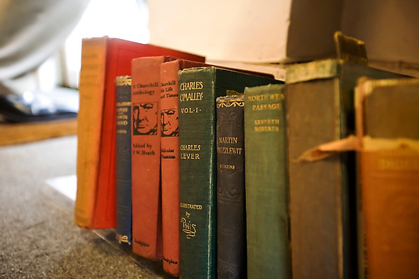 포토 JPG 해외 유럽 백그라운드 영국 실내 사람없음 아웃포커스 책 관광지 전시 빈티지 서재 고서 박물관 찰스디킨스박물관 국내포토 나라 여행 컨셉 유물 촬영기법 내부 런던 파일형식