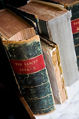 포토 JPG 해외 유럽 백그라운드 영국 실내 사람없음 책 관광지 전시 빈티지 서재 고서 박물관 찰스디킨스박물관 국내포토 나라 여행 컨셉 유물 내부 런던 파일형식