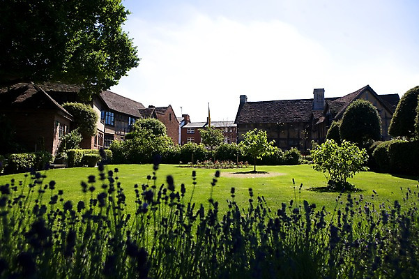 포토 JPG 주간 나무 식물 해외풍경 해외 꽃 유럽 벽돌 영국 주택 외벽 풍경 잔디 사람없음 야외 건물 뷰티 정원 전시회 셰익스피어 국내포토 자연요소 건축물 나라 벽 전시 파일형식