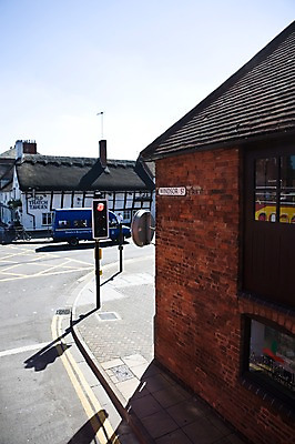 포토 JPG 주간 해외풍경 해외 유럽 도로 자동차 영국 거리 주택 그림자 거리풍경 사람 풍경 성인 야외 건물 도시풍경 상점 도시 보행자 신호등 성인만 국내포토 자연요소 건축물 나라 길 육상교통 교통시설 파일형식