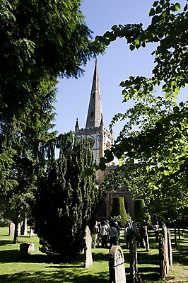 포토 JPG 주간 나무 식물 해외풍경 해외 건축물 공원 유럽 종교 종교시설 영국 사람 풍경 잔디 여러명 야외 건물 뒷모습 관광지 교회 여행객 무덤 비석 국내포토 자연요소 공공시설 건축 나라 뷰포인트 여행 다수 종교건축 시설 파일형식
