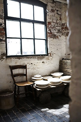 포토 JPG 주간 해외 접시 유럽 생활용품 백그라운드 의자 창문 영국 실내 사람없음 인테리어 전시 앤티크 도자기 박물관 작품 국내포토 자연요소 식기 디자인 나라 가구 미술 내부 오브젝트 파일형식