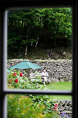 포토 JPG 주간 나무 해외풍경 해외 할아버지 노년 꽃 유럽 벤치 의자 창문 자연 영국 주택 돌담 한명 사람 앉기 풍경 초원 성인 야외 담장 농장 시골 풀 숲 유트리농장 남자만 남자한명만 성인남자만 성인한명만 성인남자한명만 노인만 성인만 노인남자만 노인남자한명만 국내포토 자연요소 식물 1 남자 나라 가구 농업 모션 건물 돌_바위 생태계 파일형식