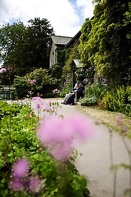 포토 JPG 주간 식물 해외풍경 해외 노년 꽃 유럽 길 벤치 의자 자연 영국 주택 사람 앉기 풍경 야외 두명 관광지 농장 여행객 마을 노인만 성인만 국내포토 자연요소 나라 여행 가구 농업 모션 성인 건물 생태계 파일형식