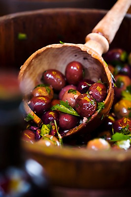 포토 JPG 식물 그릇 식기 접시 열매 음식 백그라운드 채소 요리 근접촬영 사람없음 아웃포커스 바구니 올리브 주걱 올리브절임 절임 국내포토 뷰포인트 주방용품 촬영기법 파일형식