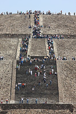 포토 JPG 주간 해외풍경 해외 문화 로우앵글 외국문화 유적 유적지 멕시코 풍경 여러명 야외 관광지 태양 여행객 계단 남아메리카 피라미드 테오티우아칸 국내포토 자연요소 전통 건축물 뷰포인트 여행 다수 고건축 북아메리카 아메리카 사람 랜드마크 파일형식