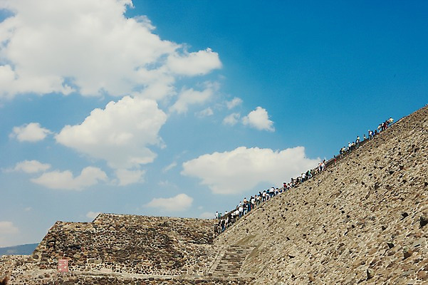 포토 JPG 주간 구름 해외풍경 해외 문화 로우앵글 외국문화 유적 유적지 하늘 멕시코 풍경 여러명 야외 관광지 여행객 계단 맑음 남아메리카 피라미드 테오티우아칸 국내포토 자연요소 전통 건축물 뷰포인트 여행 다수 고건축 북아메리카 날씨 아메리카 사람 랜드마크 파일형식