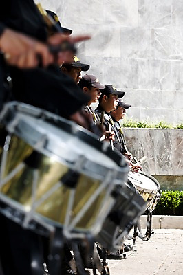 포토 JPG 주간 해외풍경 해외 남자 문화 악기 연주 타악기 멕시코 사람 풍경 여러명 성인 야외 아웃포커스 군인 남아메리카 연습 북 군복 작은북 군악대 남자만 성인남자만 성인만 국내포토 자연요소 직업 음악 다수 유니폼 북아메리카 촬영기법 아메리카 국군 파일형식