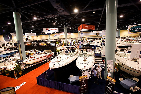 포토 JPG 해외 스포츠 북아메리카 요트 비즈니스 실내 사람 이벤트 여러명 미국 전시 보트 군중 전시회 쇼 관람 마이애미 국내포토 다수 배_교통 아메리카 내부 파일형식