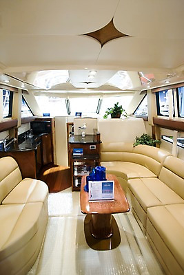 포토 JPG 해외 북아메리카 거실 요트 탁자 조명 실내 사람없음 인테리어 소파 주방 깨끗함 미국 정리 마이애미 국내포토 디자인 가구 컨셉 배_교통 의자 아메리카 내부 파일형식