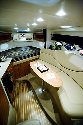 포토 JPG 해외 북아메리카 요트 탁자 조명 실내 사람없음 인테리어 소파 깨끗함 미국 어둠 침실 침대 정리 마이애미 국내포토 디자인 가구 컨셉 배_교통 의자 아메리카 내부 파일형식