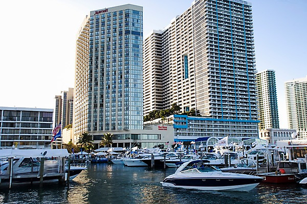 포토 JPG 주간 해외풍경 해외 바다 수상교통 북아메리카 요트 비즈니스 사람 풍경 빌딩 야외 건물 미국 깃발 보트 국기 군중 전시회 정박 마리나 마이애미 선박 국내포토 자연요소 건축물 교통수단 배_교통 아메리카 전시 파일형식