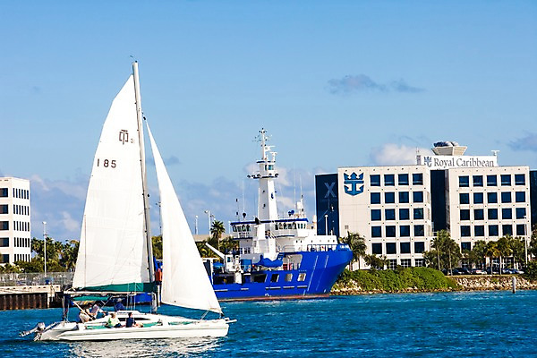 포토 JPG 주간 구름 해외풍경 해외 스포츠 바다 수상교통 북아메리카 요트 비즈니스 하늘 항해 풍경 빌딩 야외 건물 맑음 미국 돛 마이애미 선박 국내포토 자연요소 건축물 교통수단 배_교통 날씨 아메리카 파일형식