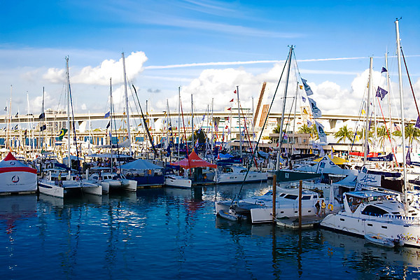 포토 JPG 주간 구름 해외풍경 해외 스포츠 바다 북아메리카 요트 비즈니스 하늘 풍경 야외 맑음 미국 전시회 정박 돛 마이애미 가교 선박 국내포토 자연요소 건축물 수상교통 배_교통 날씨 아메리카 전시 파일형식