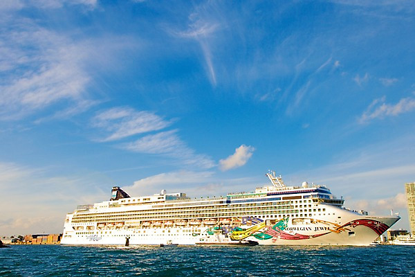 포토 JPG 주간 구름 해외풍경 해외 바다 로우앵글 여행 수상교통 북아메리카 하늘 항해 사람 풍경 여러명 야외 여행객 맑음 미국 크루즈 마이애미 선박 국내포토 자연요소 교통수단 뷰포인트 다수 배_교통 날씨 아메리카 파일형식