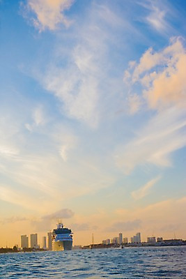 포토 JPG 주간 구름 해외풍경 해외 바다 로우앵글 여행 수상교통 북아메리카 하늘 항해 풍경 야외 노을 맑음 미국 크루즈 마이애미 선박 국내포토 자연요소 교통수단 뷰포인트 배_교통 날씨 아메리카 파일형식