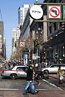 포토 JPG 주간 해외풍경 해외 북아메리카 자동차 거리 거리풍경 사람 풍경 빌딩 여러명 성인 야외 건물 도시풍경 걷기 미국 도시 표지판 보행자 횡단보도 택시 샌프란시스코 성인만 국내포토 자연요소 건축물 육상교통 다수 모션 승용차 알림판 아메리카 보행로 파일형식