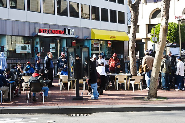 포토 JPG 주간 해외풍경 해외 북아메리카 의자 탁자 거리 거리풍경 사람 앉기 풍경 여러명 성인 야외 건물 도시풍경 상점 미국 카페 도시 노천카페 샌프란시스코 성인만 국내포토 자연요소 건축물 가구 다수 모션 아메리카 파일형식