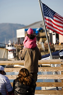 포토 JPG 주간 해외풍경 해외 어린이 북아메리카 사람 풍경 여러명 성인 야외 건물 아웃포커스 관광지 도시풍경 여행객 미국 깃발 도시 목말 국기 쇼핑몰 캘리포니아 나무다리 샌프란시스코 가교 국내포토 자연요소 건축물 여행 다수 모션 촬영기법 아메리카 다리_건축물 파일형식