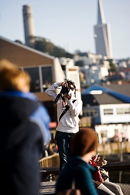 포토 JPG 주간 해외풍경 해외 여자 북아메리카 사람 풍경 여러명 야외 건물 아웃포커스 관광지 도시풍경 여행객 카메라 미국 도시 쇼핑몰 캘리포니아 나무다리 샌프란시스코 가교 여자만 국내포토 자연요소 건축물 여행 다수 촬영기법 아메리카 전자제품 다리_건축물 파일형식