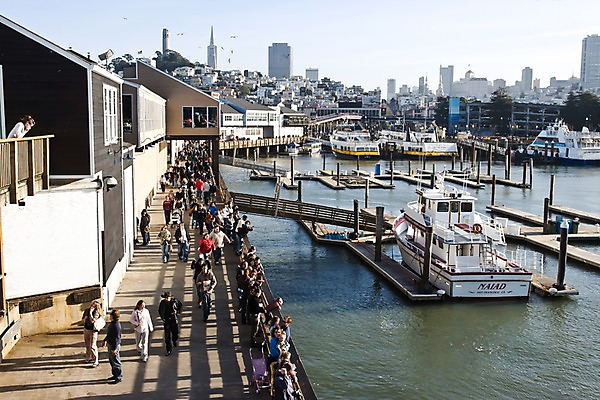 포토 JPG 주간 해외풍경 해외 바다 수상교통 북아메리카 요트 조류 사람 풍경 여러명 야외 건물 아웃포커스 관광지 도시풍경 여행객 미국 도시 쇼핑몰 캘리포니아 나무다리 마리나 샌프란시스코 가교 선박 국내포토 자연요소 동물 건축물 교통수단 여행 다수 배_교통 촬영기법 아메리카 다리_건축물 파일형식