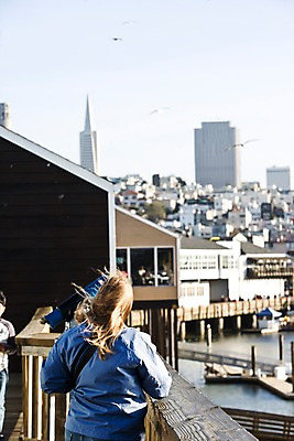 포토 JPG 주간 해외풍경 해외 여자 바다 북아메리카 조류 사람 풍경 여러명 야외 건물 뒷모습 아웃포커스 관광지 도시풍경 여행객 미국 도시 쇼핑몰 캘리포니아 나무다리 샌프란시스코 가교 여자만 국내포토 자연요소 동물 건축물 뷰포인트 여행 다수 촬영기법 아메리카 다리_건축물 파일형식