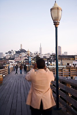 포토 JPG 주간 해외풍경 해외 남자 북아메리카 가로등 거리 거리풍경 사람 풍경 여러명 성인 야외 건물 뒷모습 아웃포커스 관광지 도시풍경 여행객 미국 도시 쇼핑몰 캘리포니아 나무다리 샌프란시스코 가교 남자만 성인남자만 성인만 국내포토 자연요소 건축물 공공시설 뷰포인트 여행 다수 촬영기법 아메리카 다리_건축물 파일형식