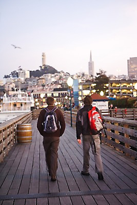 포토 JPG 주간 해외풍경 해외 남자 북아메리카 거리 거리풍경 사람 풍경 성인 야외 두명 건물 뒷모습 아웃포커스 관광지 도시풍경 여행객 걷기 미국 도시 쇼핑몰 캘리포니아 나무다리 샌프란시스코 가교 남자만 성인남자만 성인만 국내포토 자연요소 건축물 뷰포인트 여행 모션 촬영기법 아메리카 다리_건축물 파일형식