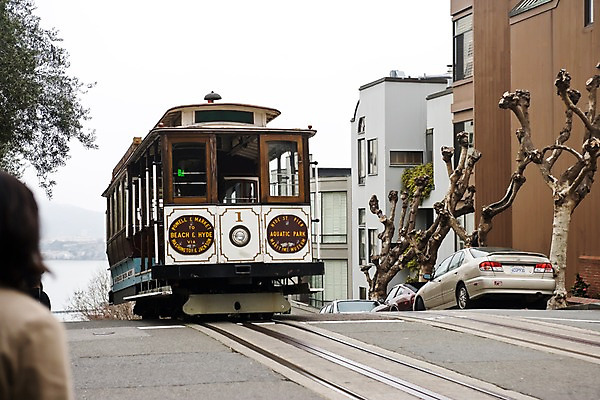 포토 JPG 주간 해외풍경 해외 교통수단 다수 북아메리카 거리 대중교통 거리풍경 사람 풍경 여러명 성인 야외 울타리 도시풍경 미국 도시 전차 샌프란시스코 트램 성인만 국내포토 자연요소 육상교통 교통 아메리카 담장 파일형식