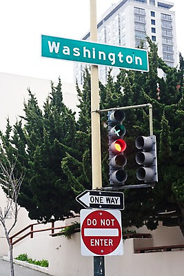 포토 JPG 주간 나무 해외풍경 해외 화살표 북아메리카 거리풍경 풍경 사람없음 야외 건물 하이앵글 도시풍경 미국 도시 표지판 신호등 도로표지판 샌프란시스코 국내포토 자연요소 식물 건축물 도로 뷰포인트 거리 알림판 아메리카 파일형식