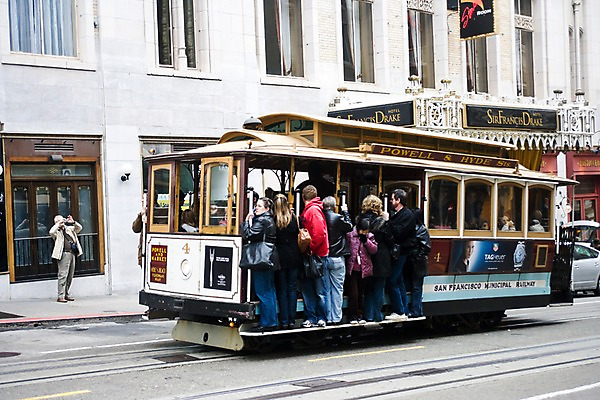 포토 JPG 주간 해외풍경 해외 교통수단 다수 북아메리카 거리 대중교통 거리풍경 사람 풍경 여러명 성인 야외 도시풍경 미국 도시 승차 전차 샌프란시스코 트램 성인만 국내포토 자연요소 육상교통 교통 모션 아메리카 파일형식