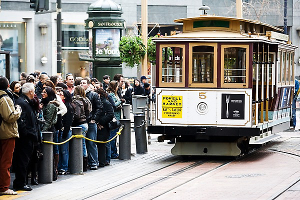 포토 JPG 주간 해외풍경 해외 교통수단 다수 북아메리카 거리 대중교통 거리풍경 사람 풍경 여러명 성인 야외 울타리 미국 도시 전차 샌프란시스코 트램 성인만 국내포토 자연요소 육상교통 교통 아메리카 담장 파일형식