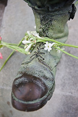 포토 JPG 주간 식물 해외 꽃 백그라운드 사람없음 야외 아웃포커스 하이앵글 동상 남아메리카 청동 쿠바 군화 아바나 국내포토 자연요소 뷰포인트 신발 촬영기법 아메리카 조형물 중앙아메리카 기념물 파일형식