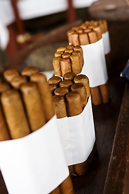 포토 JPG 해외 산업 백그라운드 공장 담배 실내 사람없음 아웃포커스 갈색 기계 남아메리카 상품 묶기 오브젝트 특산물 쿠바 아바나 자동화 국내포토 컬러 공업 모션 촬영기법 아메리카 내부 중앙아메리카 파일형식