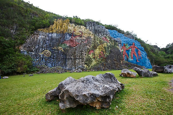 포토 JPG 주간 나무 식물 해외풍경 해외 산 풍경 초원 사람없음 야외 돌_바위 바위 페인트칠 남아메리카 돌산 벽화 그림 쿠바 아바나 국내포토 자연요소 페인팅 아메리카 중앙아메리카 파일형식