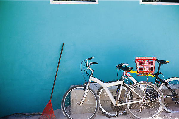 포토 JPG 주간 해외풍경 해외 생활용품 백그라운드 주택 외벽 풍경 사람없음 야외 담장 자전거 바이크 농기구 세이셸 갈퀴 국내포토 자연요소 육상교통 벽 농업 아프리카 건물 오브젝트 파일형식