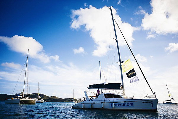 포토 JPG 주간 구름 해외풍경 해외 교통수단 바다 백그라운드 요트 자연 하늘 산 한명 풍경 야외 보트 휴양지 인도양 세이셸 선박 국내포토 자연요소 1 교통 수상교통 배_교통 아프리카 사람 장소 생태계 파일형식