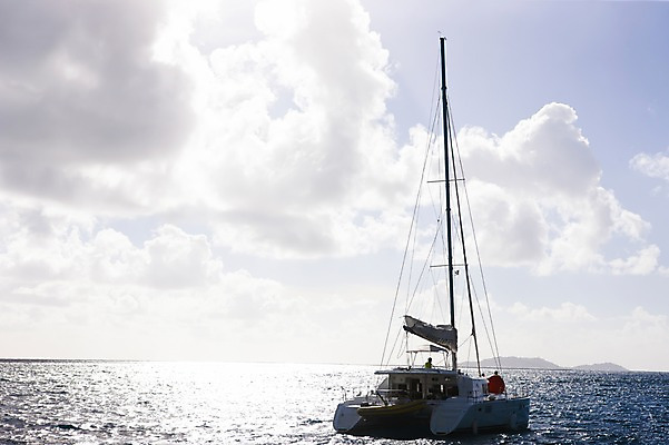 포토 JPG 주간 구름 해외풍경 해외 스포츠 바다 수상교통 요트 하늘 레저 사람 풍경 여러명 성인 야외 반사 돛 인도양 세이셸 레가타 선박 성인만 국내포토 자연요소 교통수단 다수 배_교통 아프리카 파일형식
