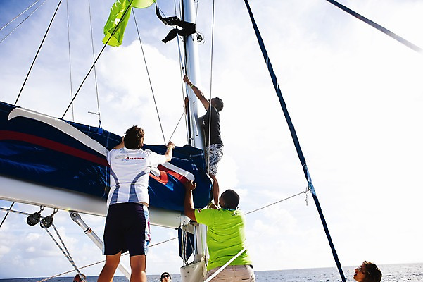포토 JPG 주간 해외풍경 해외 남자 스포츠 바다 로우앵글 수상교통 요트 하늘 매달리기 사람 풍경 여러명 성인 야외 돛 오르기 인도양 세이셸 선박 남자만 성인남자만 성인만 국내포토 자연요소 교통수단 뷰포인트 다수 배_교통 모션 아프리카 파일형식