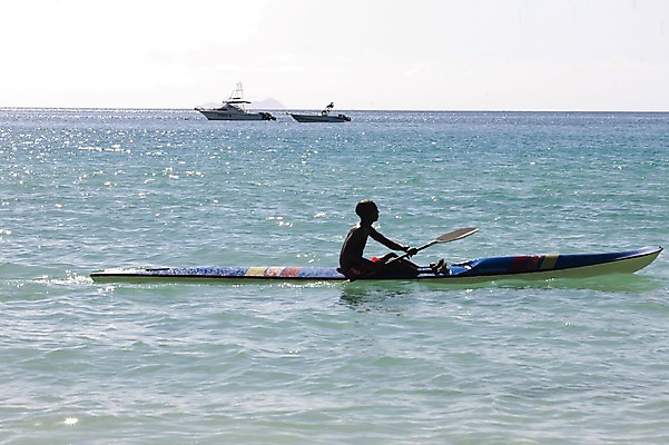 포토 JPG 주간 해외풍경 해외 실루엣 스포츠 바다 백그라운드 요트 자연 레저 한명 사람 풍경 성인 야외 수상스포츠 보트 노 휴양지 카누 인도양 세이셸 선박 성인만 국내포토 자연요소 1 수상교통 배_교통 아프리카 촬영기법 장소 생태계 파일형식