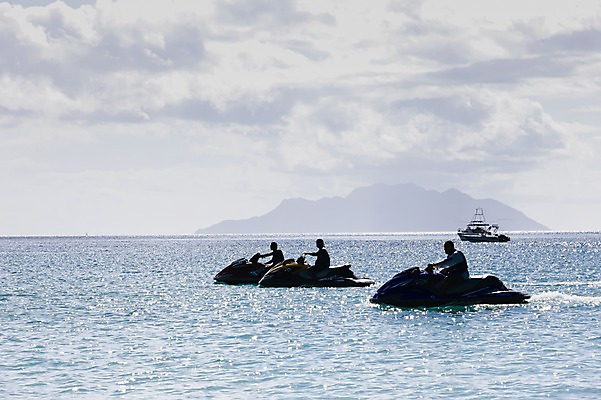 포토 JPG 주간 해외풍경 해외 실루엣 스포츠 바다 백그라운드 자연 하늘 사람 앉기 풍경 야외 세명 휴양지 제트스키 인도양 세이셸 모터스키 선박 국내포토 자연요소 수상교통 모션 아프리카 촬영기법 장소 수상스포츠 생태계 파일형식