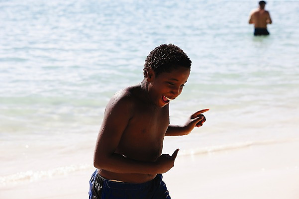 포토 JPG 주간 해외풍경 해외 남자 어린이 바다 웃음 사람 풍경 해변 야외 두명 아웃포커스 즐거움 인도양 세이셸 남자만 어린이만 소년만 국내포토 자연요소 감정 아프리카 촬영기법 표정 파일형식