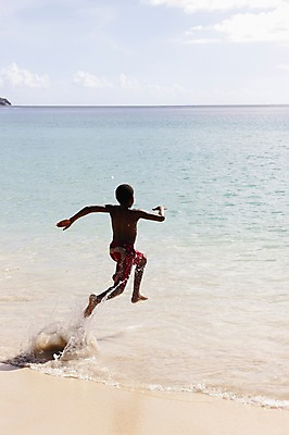 포토 JPG 주간 구름 해외풍경 해외 남자 어린이 바다 하늘 한명 사람 풍경 해변 야외 달리기 맑음 인도양 세이셸 남자만 남자한명만 어린이만 소년만 소년한명만 국내포토 자연요소 1 모션 아프리카 날씨 파일형식