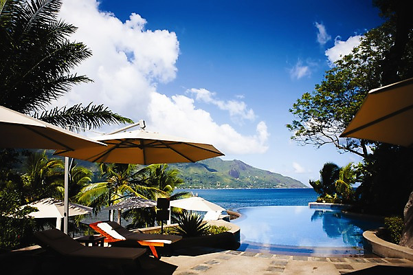 포토 JPG 주간 나무 식물 구름 해외풍경 해외 건축 백그라운드 의자 자연 하늘 리조트 수영장 풍경 사람없음 야외 풀장 파라솔 휴양지 선베드 인도양 세이셸 국내포토 자연요소 바다 가구 아프리카 장소 생태계 파일형식